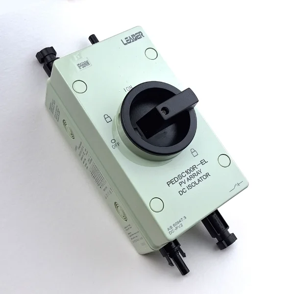 Détail des bornes de connexion et de l’étiquette technique du sectionneur DC 32A pour installation solaire
