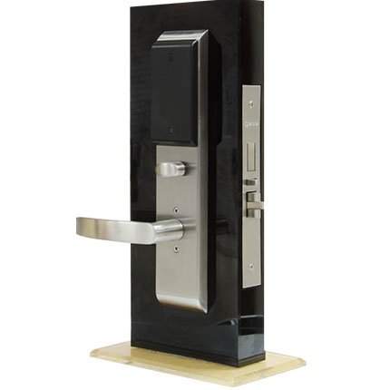 Orbita S3078 installée sur montant de portail (hauteur pratique pour badge)
